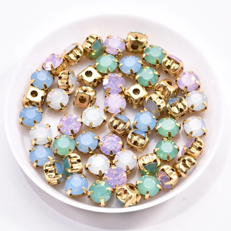 Цветные опаловые стеклянные пришивные стразы с золотыми когтями плоской задней