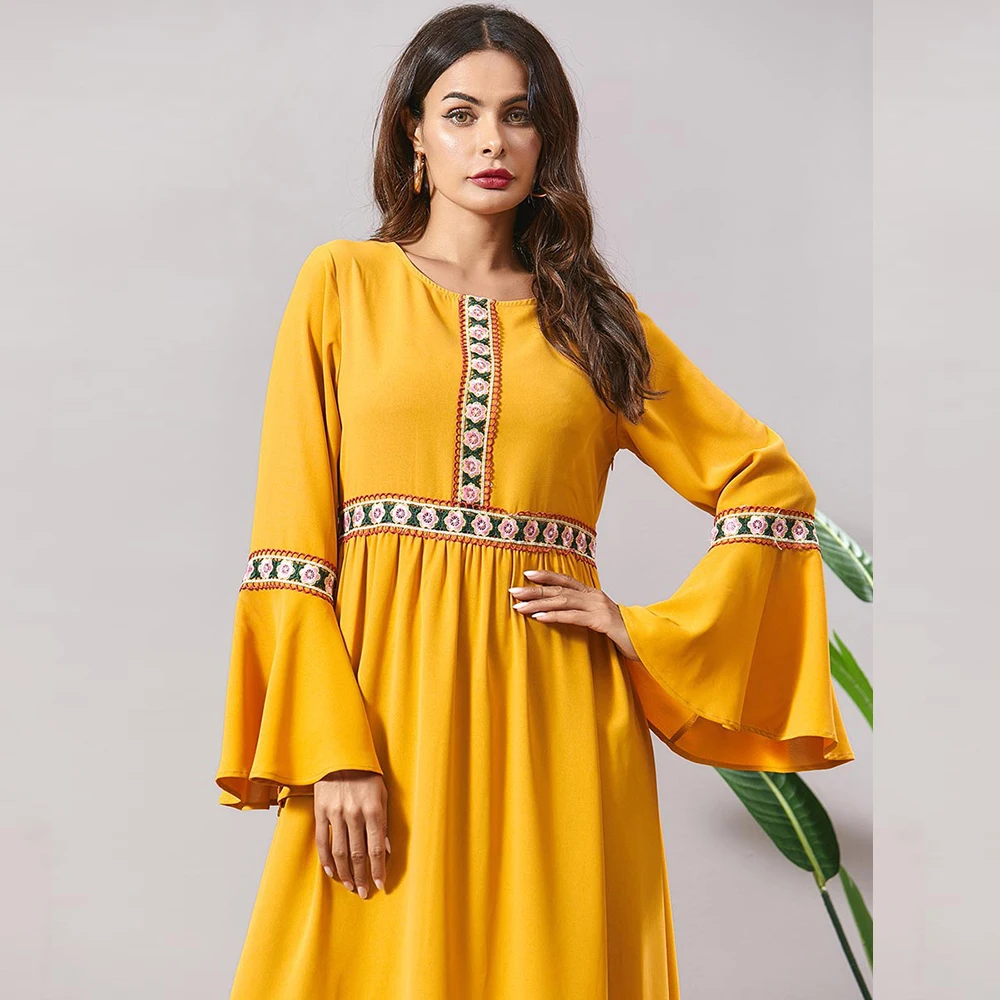 Женское платье макси в этническом стиле с цветочной вышивкой темно синее