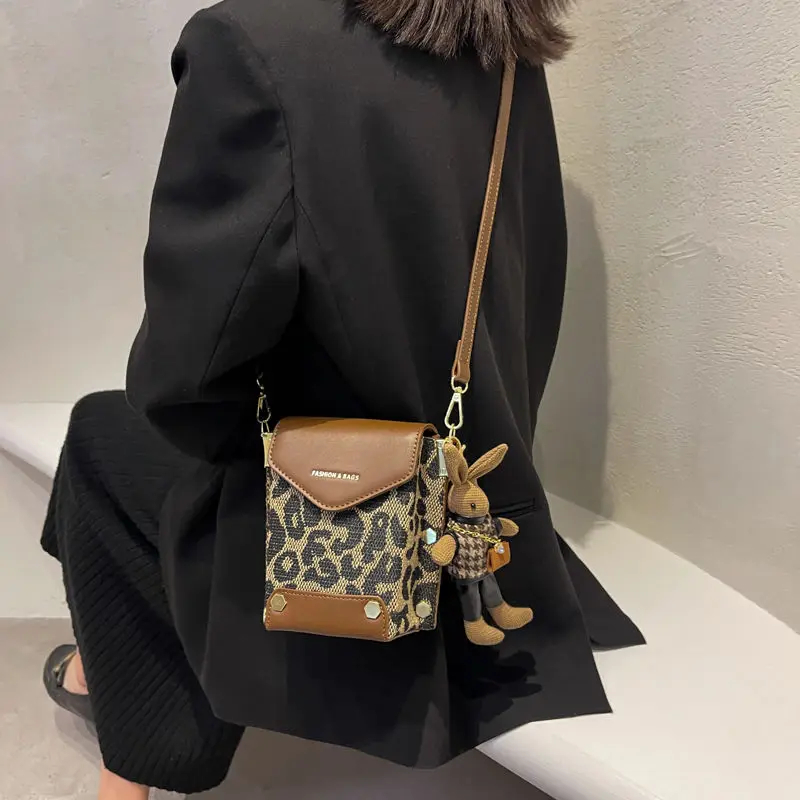 

Осенне-зимняя популярная стильная маленькая сумка, новинка 2021, Женская нишевая мини-сумка-мессенджер ins, модная Наплечная Сумка с леопардов...