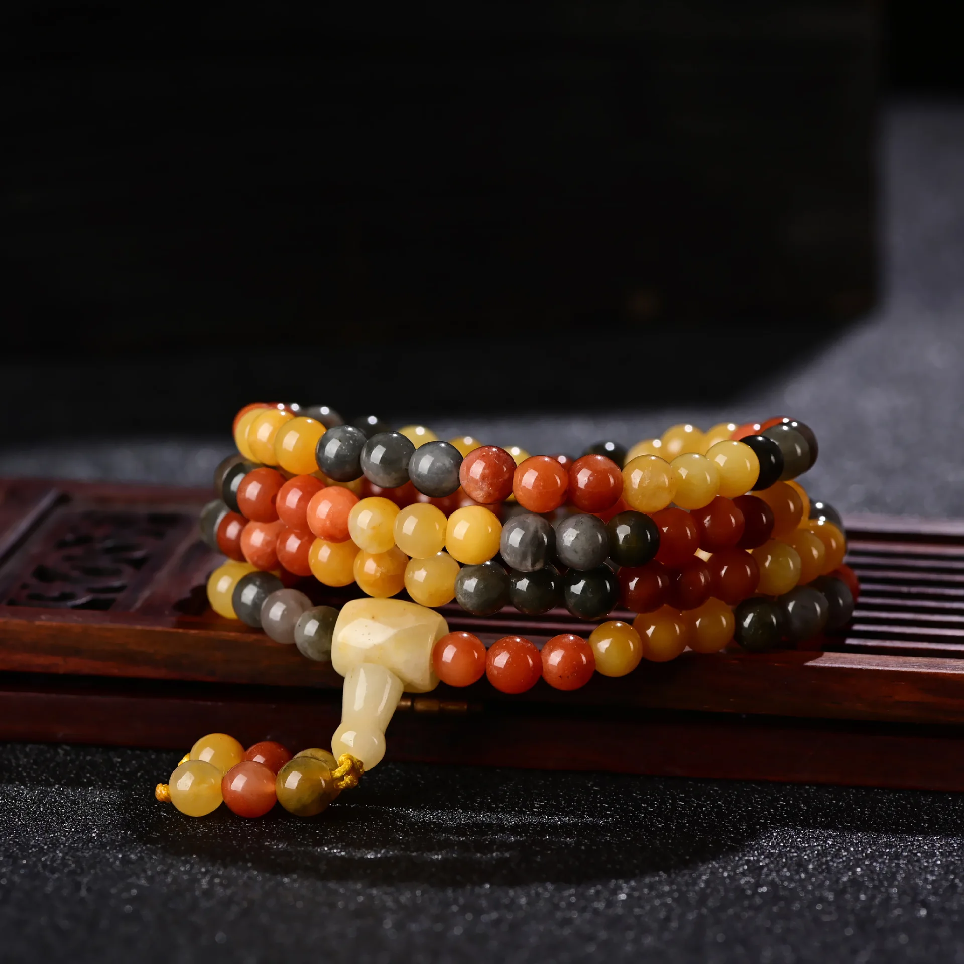 

Высококачественный золотой Шелковый нефритовый цветной яркий нефритовый три цвета 108 6 мм Ручная цепочка для мужчин и женщин многопетельны...