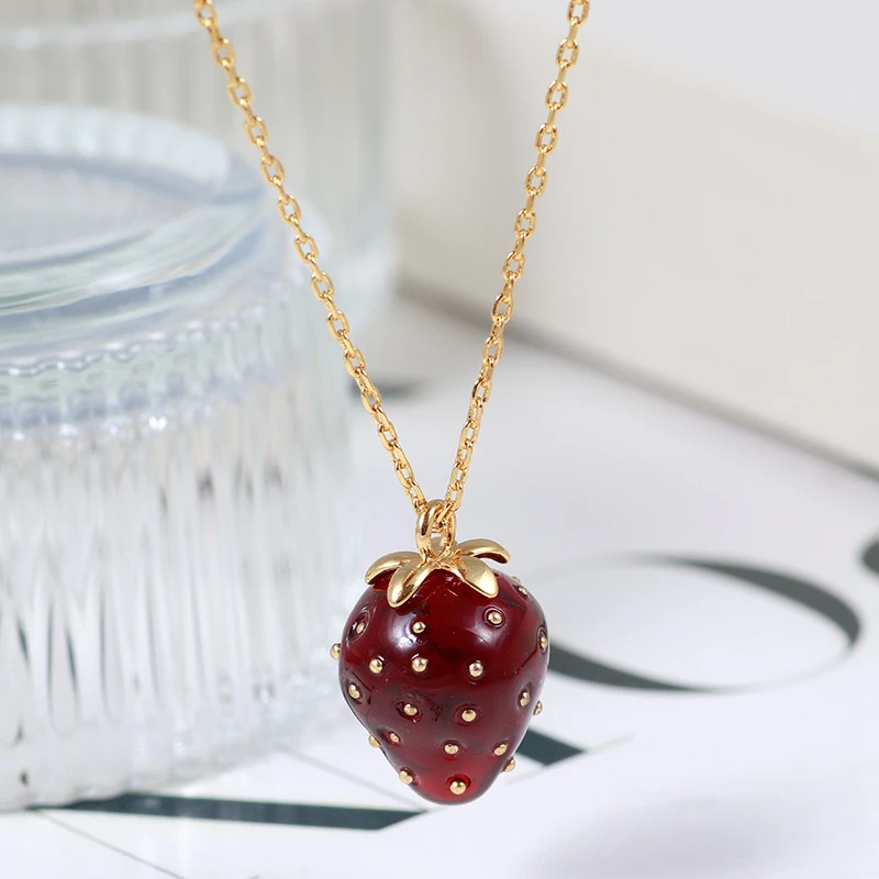 

Sweet temperament Sen small fresh three-dimensional resin red strawberry shape girl heart necklace collarbone chain