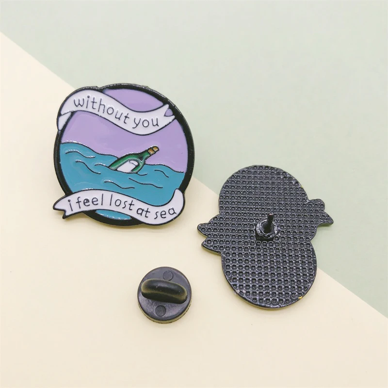 Эмалированная брошь из металлического сплава с мультяшным изображением круга