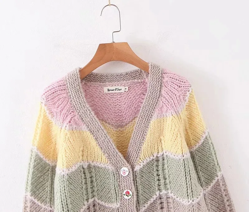 Женский трикотажный свитер Радужный в полоску с V-образным вырезом и пуговицами