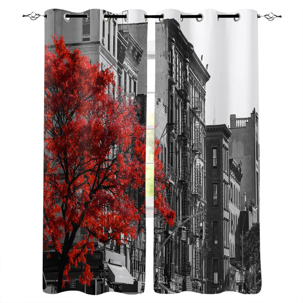 Уличная городская квартира красные осенние занавески на дерево большие окна для
