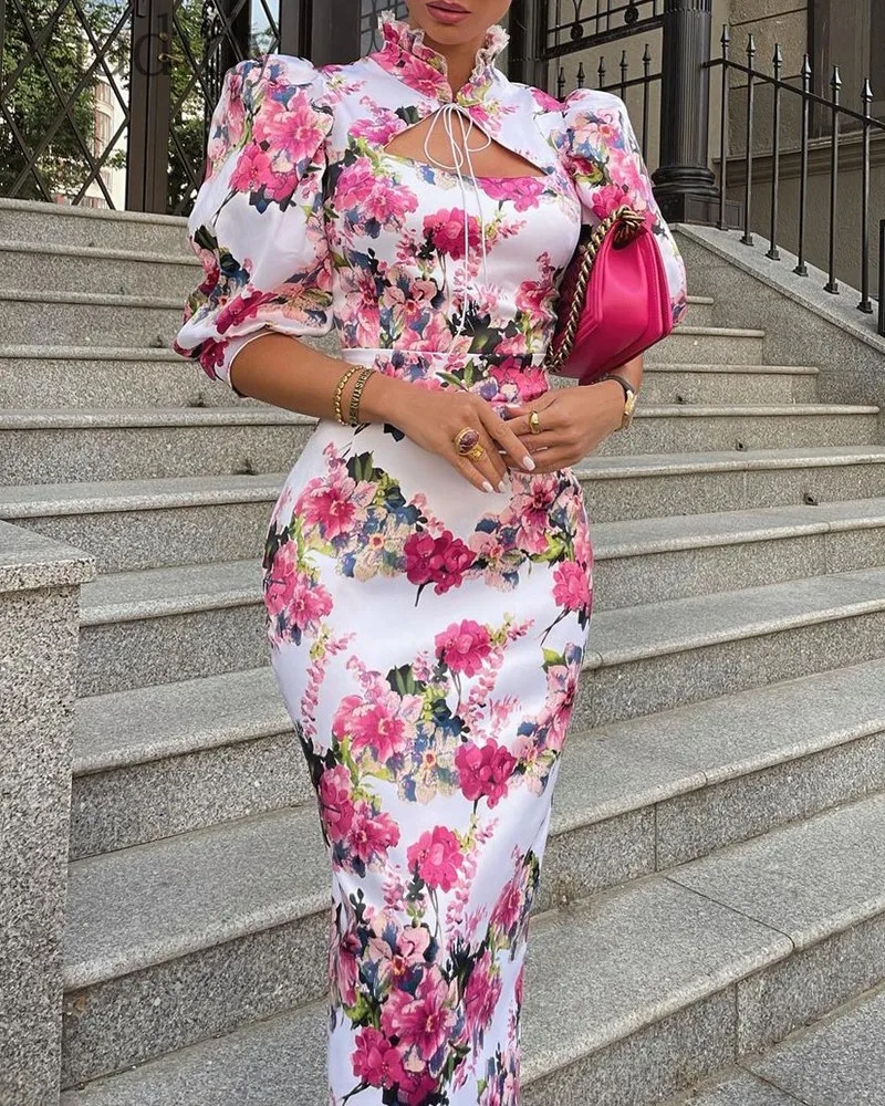 

Женское элегантное платье средней длины с цветочным принтом, вырезами и оборками