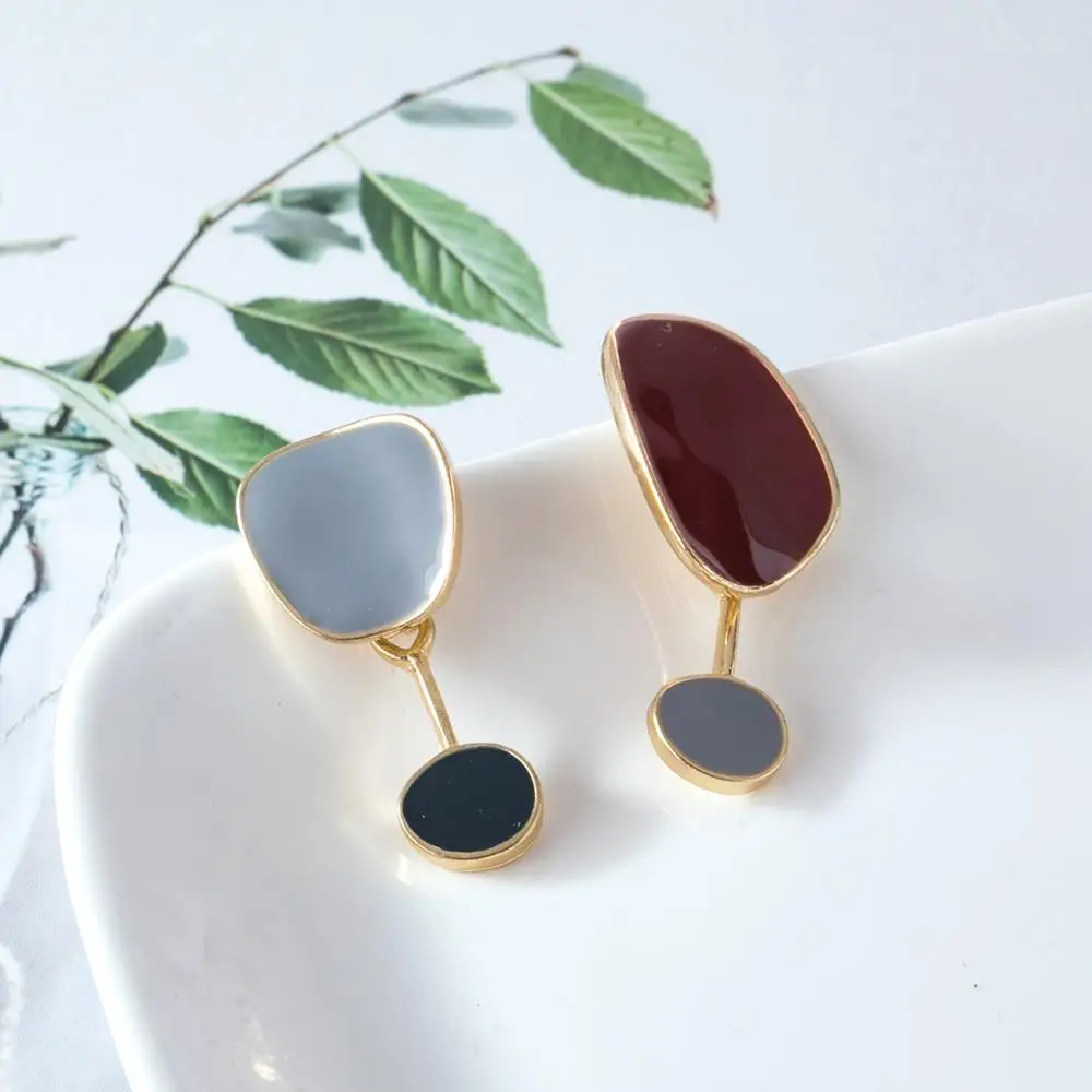 Женские асимметричные серьги капельки характерные геометрические с цветным