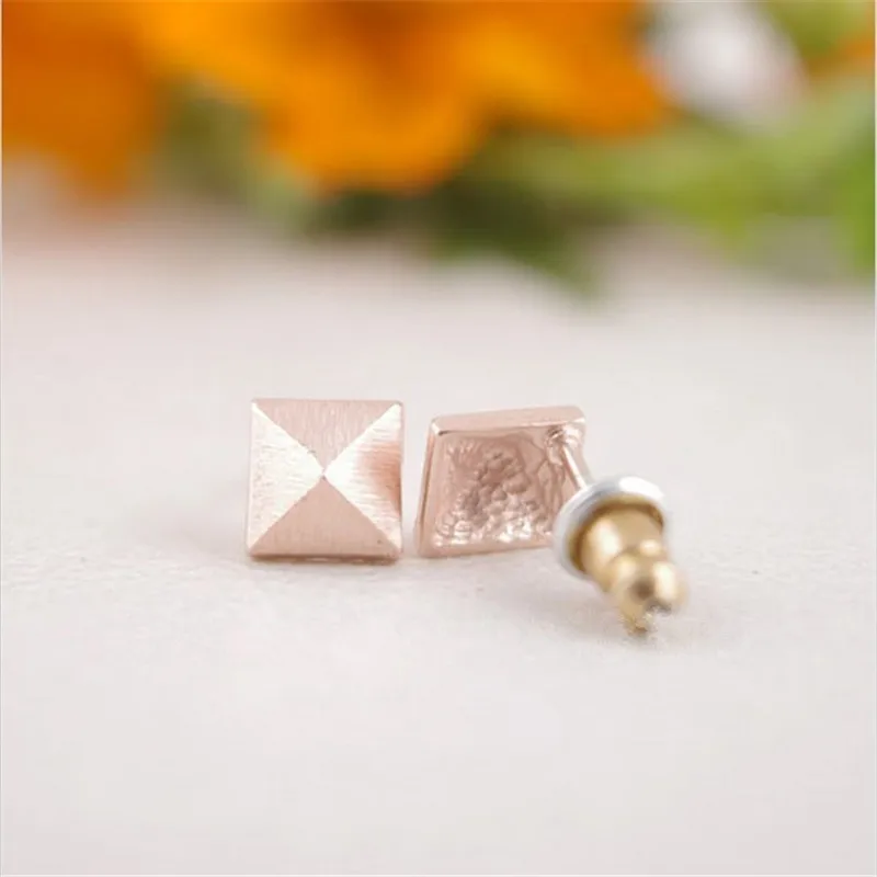 Модные маленькие квадратные серьги гвоздики в виде пирамиды материал из