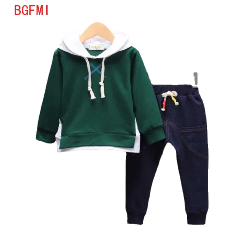 

Детский костюм из двух предметов, свитер с капюшоном и джинсы