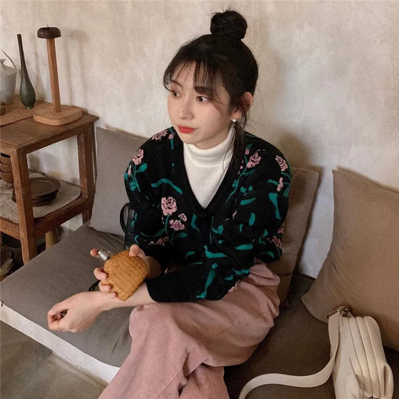 

Autumn Winter Korean Retro Flower Embroidery Color Matching V-neck Cardigan Loose Lazy Style Sweater Cardigan Jacket Woman