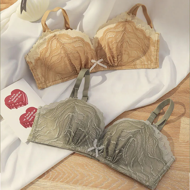 Комплект женского кружевного нижнего белья с чашками пуш-ап |