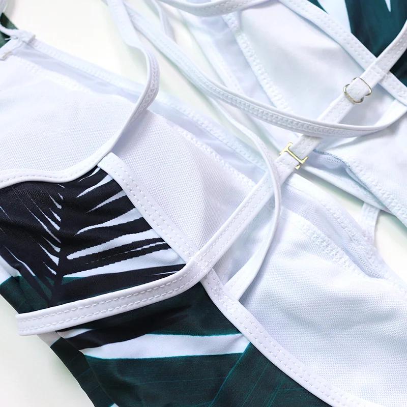 Сексуальный трикини с глубоким вырезом и тропическими пальмовыми листьями