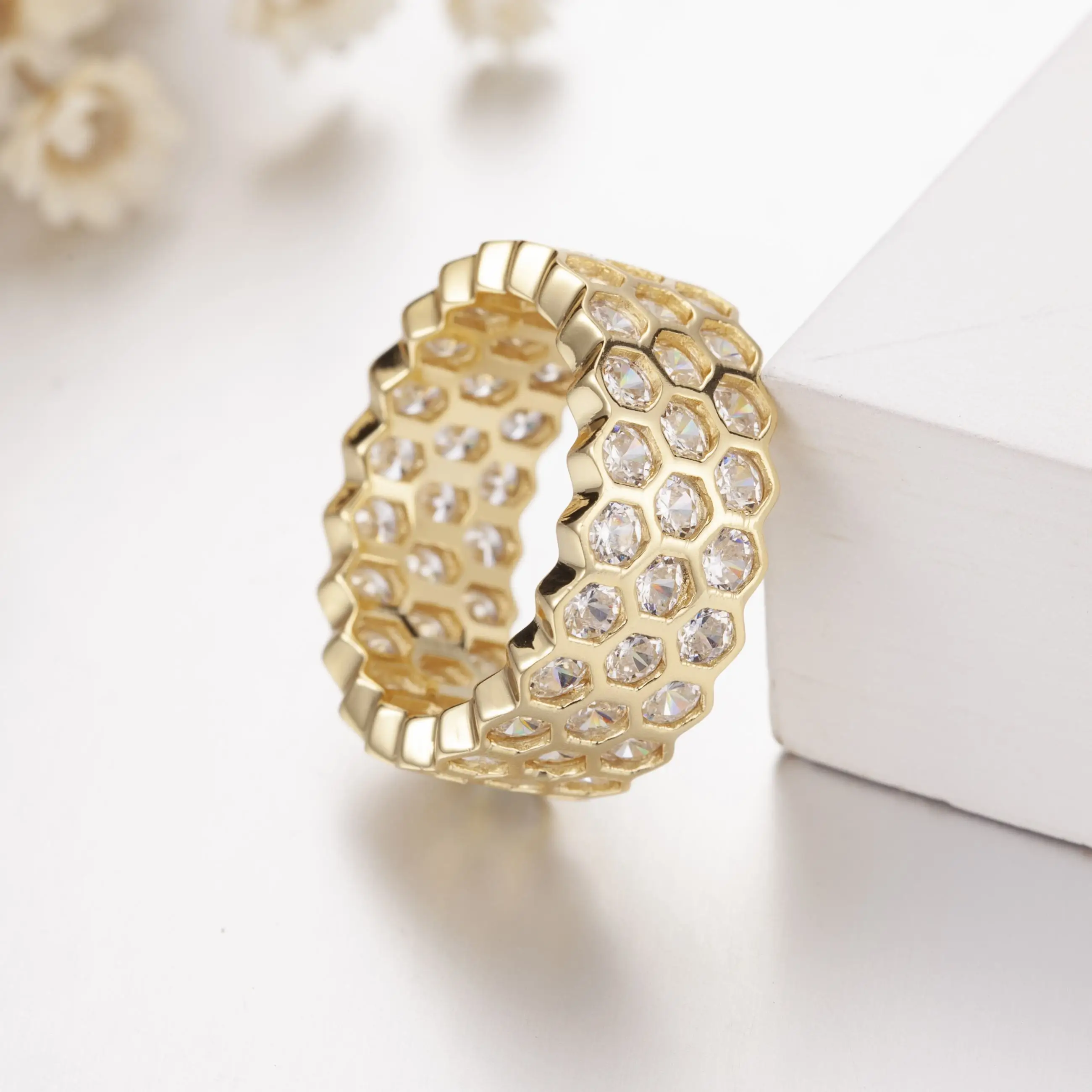 Женское ювелирное изделие из серебра 100% пробы с искусственным