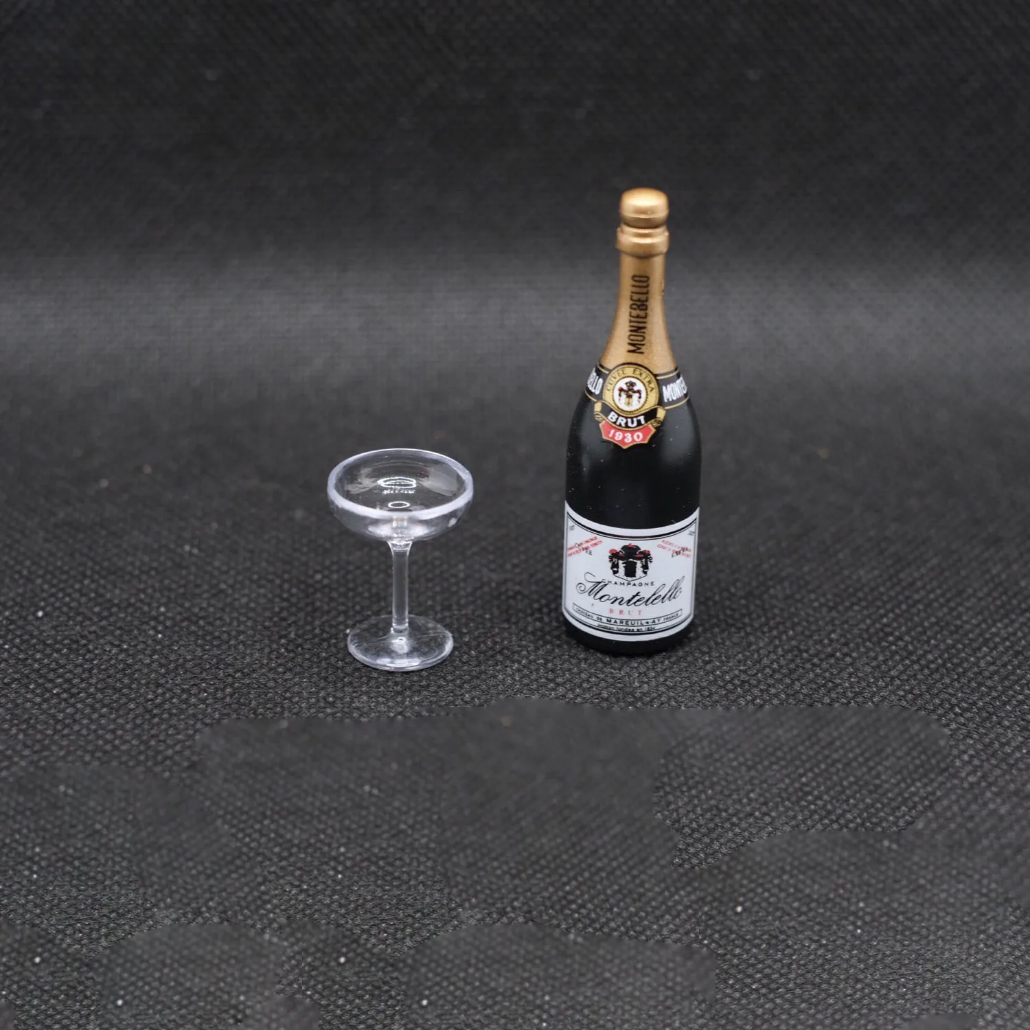 

DID D80147 1/6 Soldiers Scale 3R German Air Force Counterfeit Captain Wine Glass Decoration Model