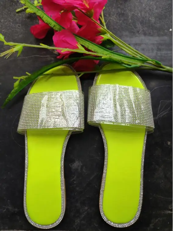2020 Модные женские сандалии Обувь под змеиную кожу Блестящие стразы слипоны