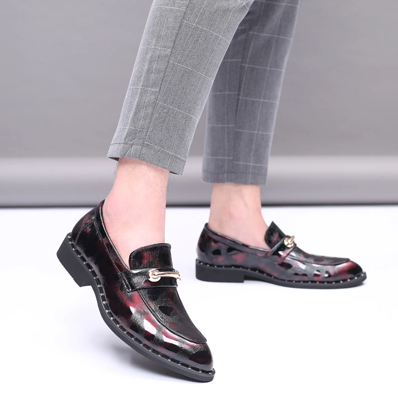 Туфли мужские классические из лакированной кожи с острым носком леопардовые |