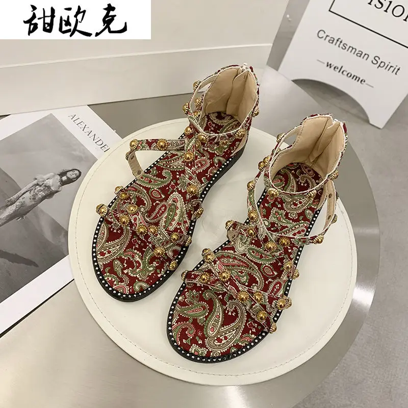 

Женская летняя обувь с заклепками в национальном стиле