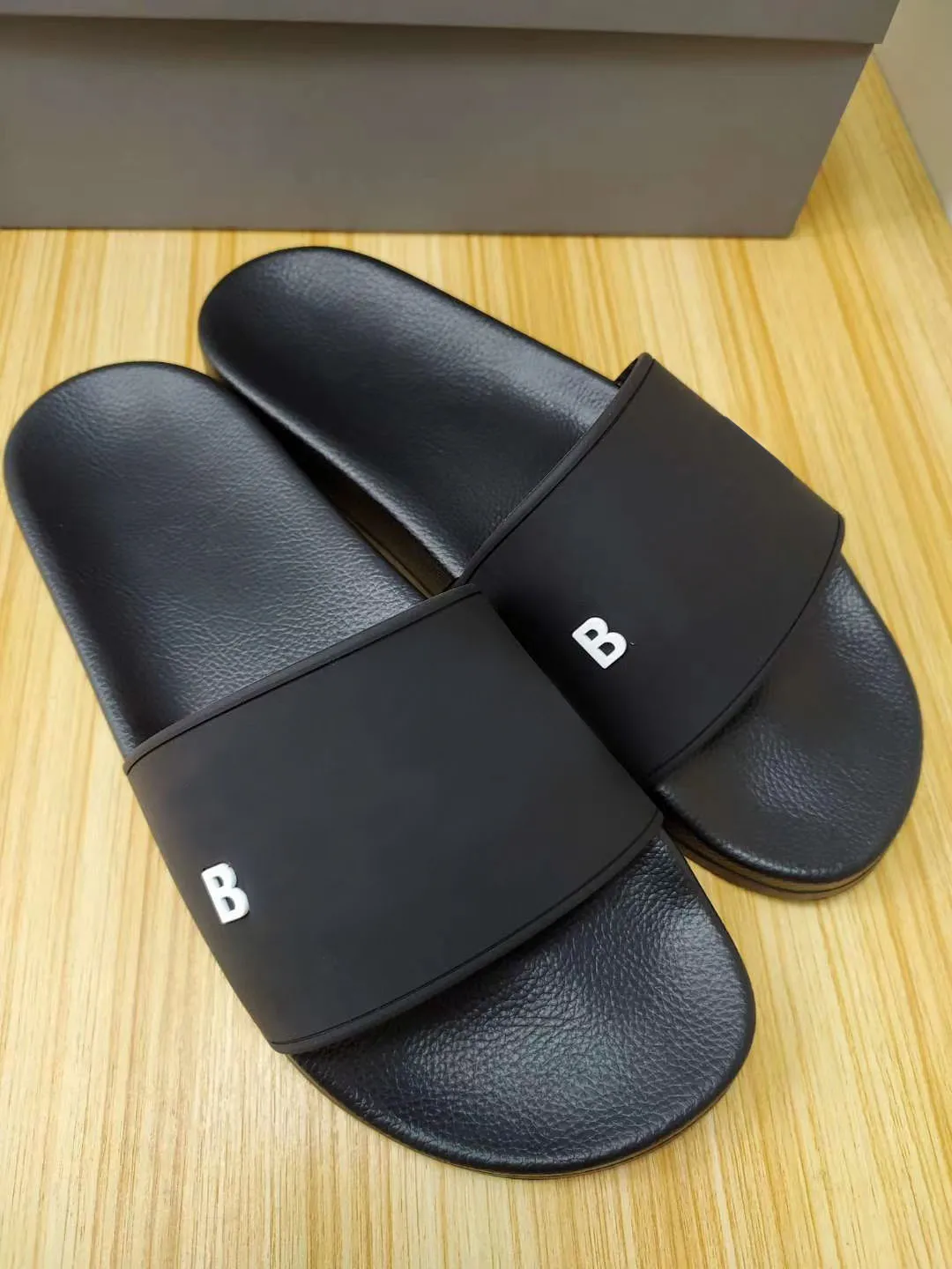 

2021 Summer Lovers' Slippers Black Men's and Women's Thick Soled Slippers Indoor and Outdoor Beach Comfortable Sandals B Logo