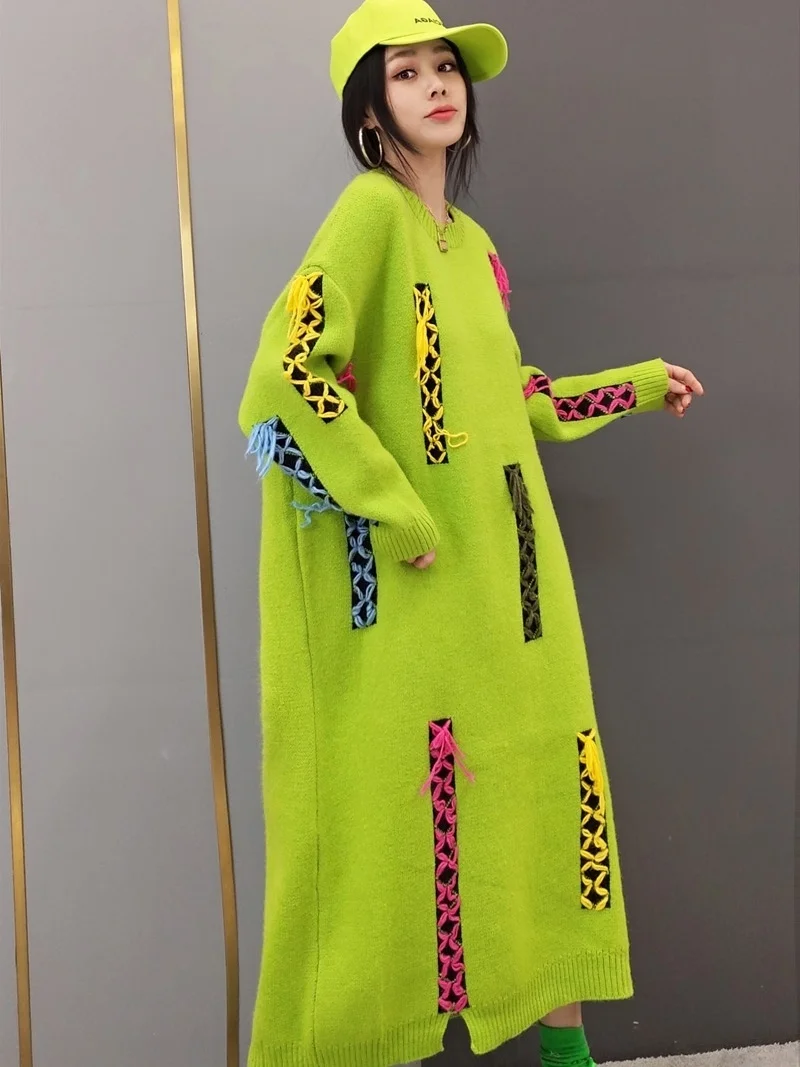 Черно-оранжевое длинное вязаное женское платье-свитер в полоску модель 2022 года