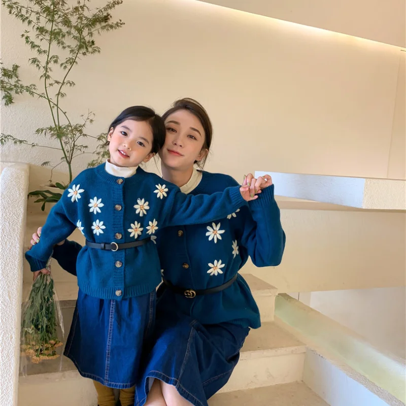 

Осенне-зимний милый цветочный Комплект для девочек и сестер, корейский женский вязаный синий свитер ручной работы, кардиган, одежда для мам...