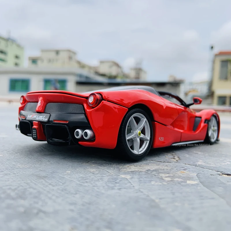 Модель Автомобиля Ferrari Roadster из литого металлического сплава Bburago 1:24 детская
