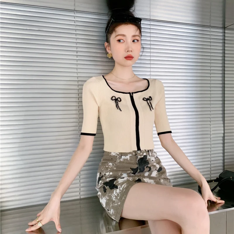 

Kimotimo Summer Knit Short Sleeve Cardigan Women Ins Fashion Solid Square Collar All-match Zipper Cropped Sweater Tops 2021