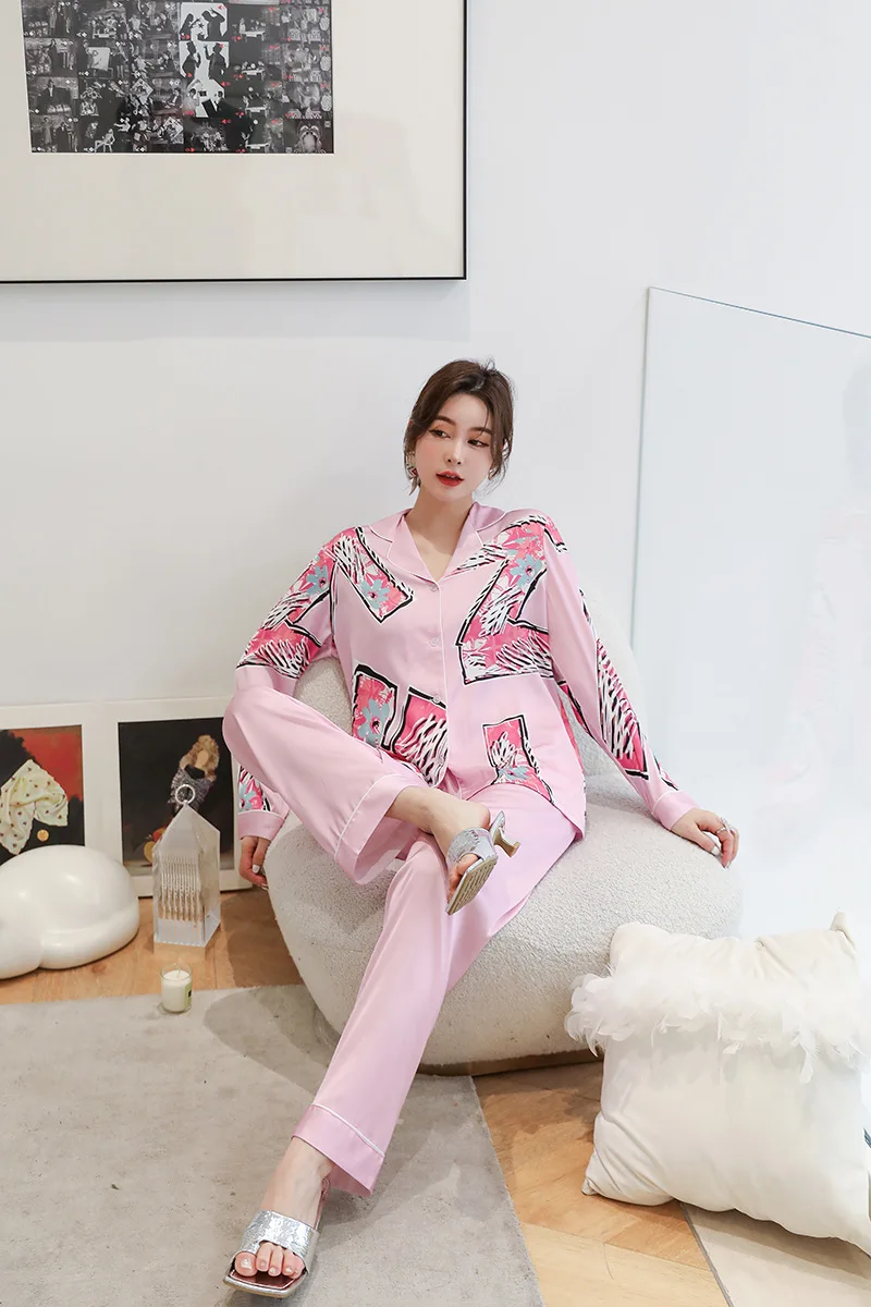 Комплект пижамный женский атласный с надписью граффити | Женская одежда