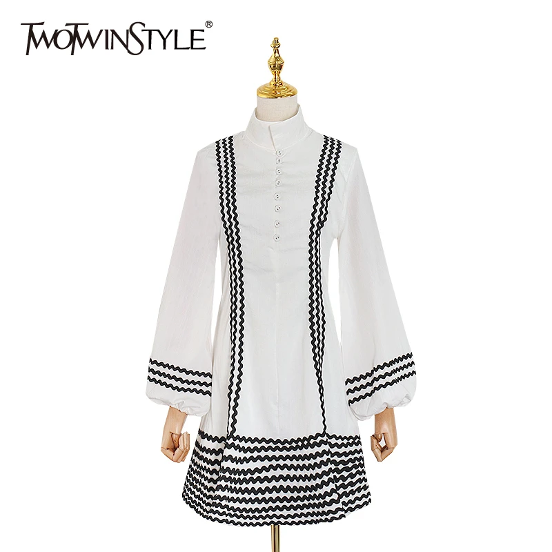 Платье TWOTWINSTYLE повседневное с отложным воротником и длинным рукавом в полоску