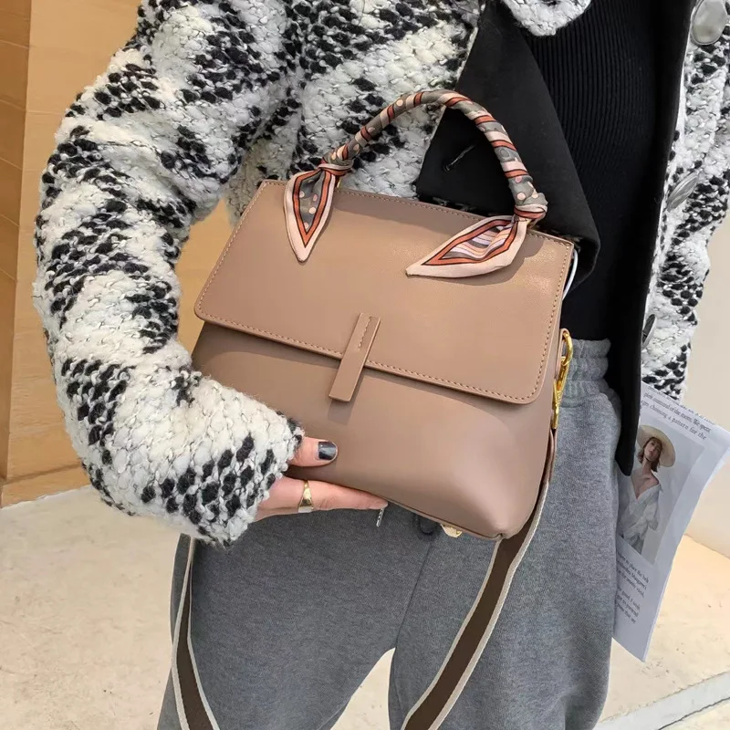 

Wide-shoulder leather women's bag 2021 new stylish tote commuter bag textured one-shoulder stiletto bag