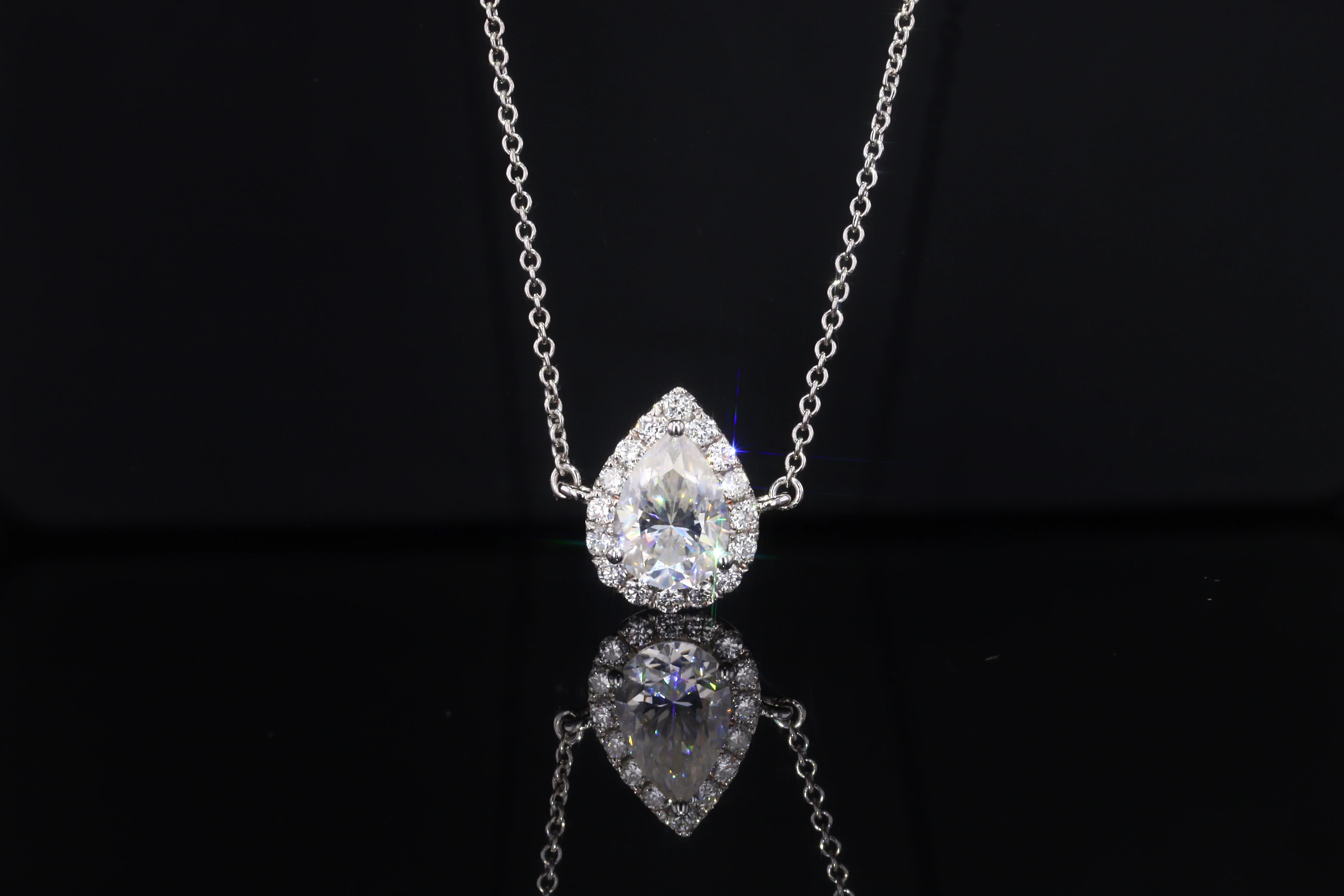 

Starszuan Romantic 14K Pear Cut 5*8mm 1ct Moissanite Necklace with 0.9mm Lab Grown Diamond Side Stone