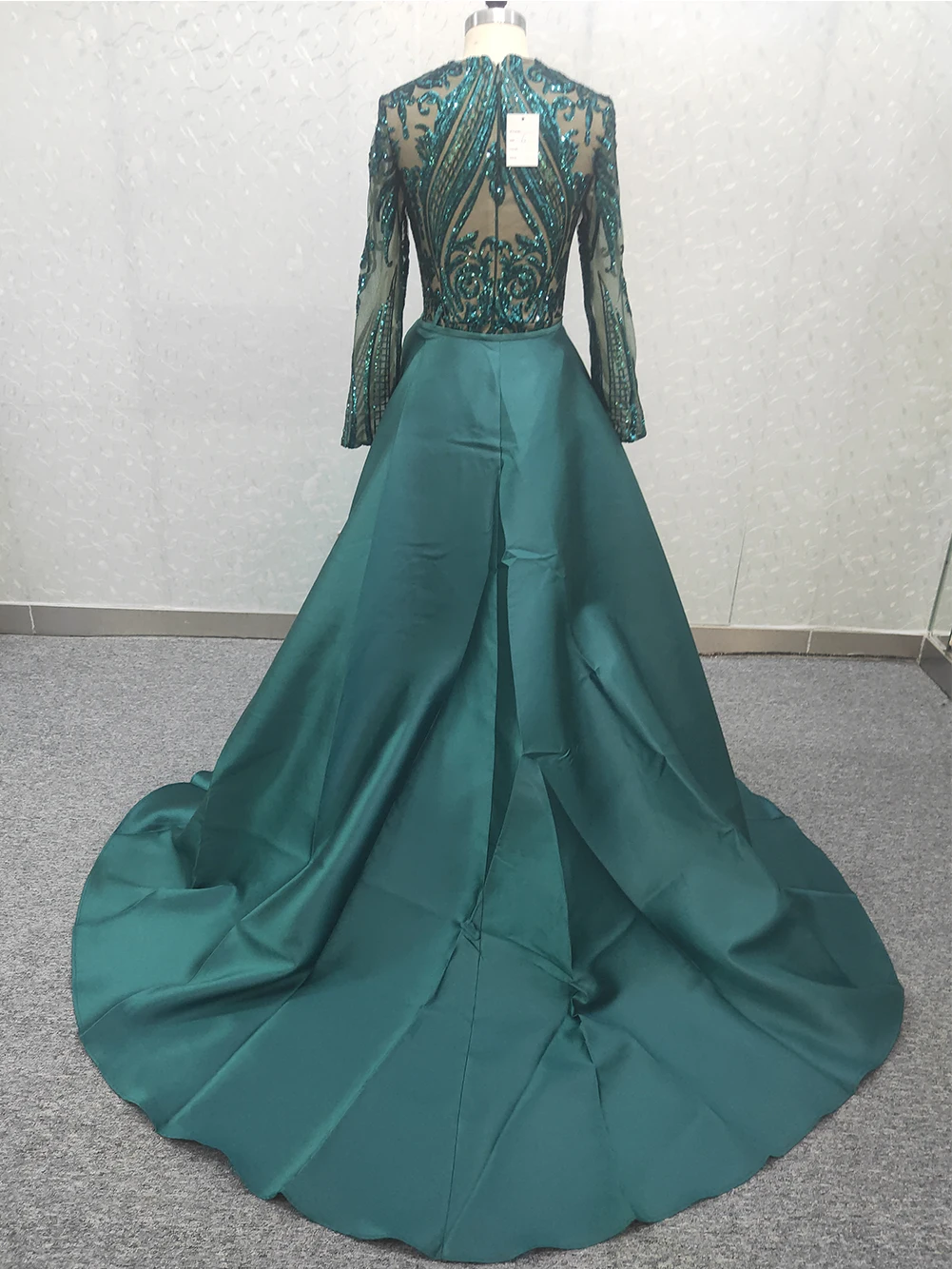 Блестящее вечернее платье с пайетками длинным рукавом и съемным шлейфом