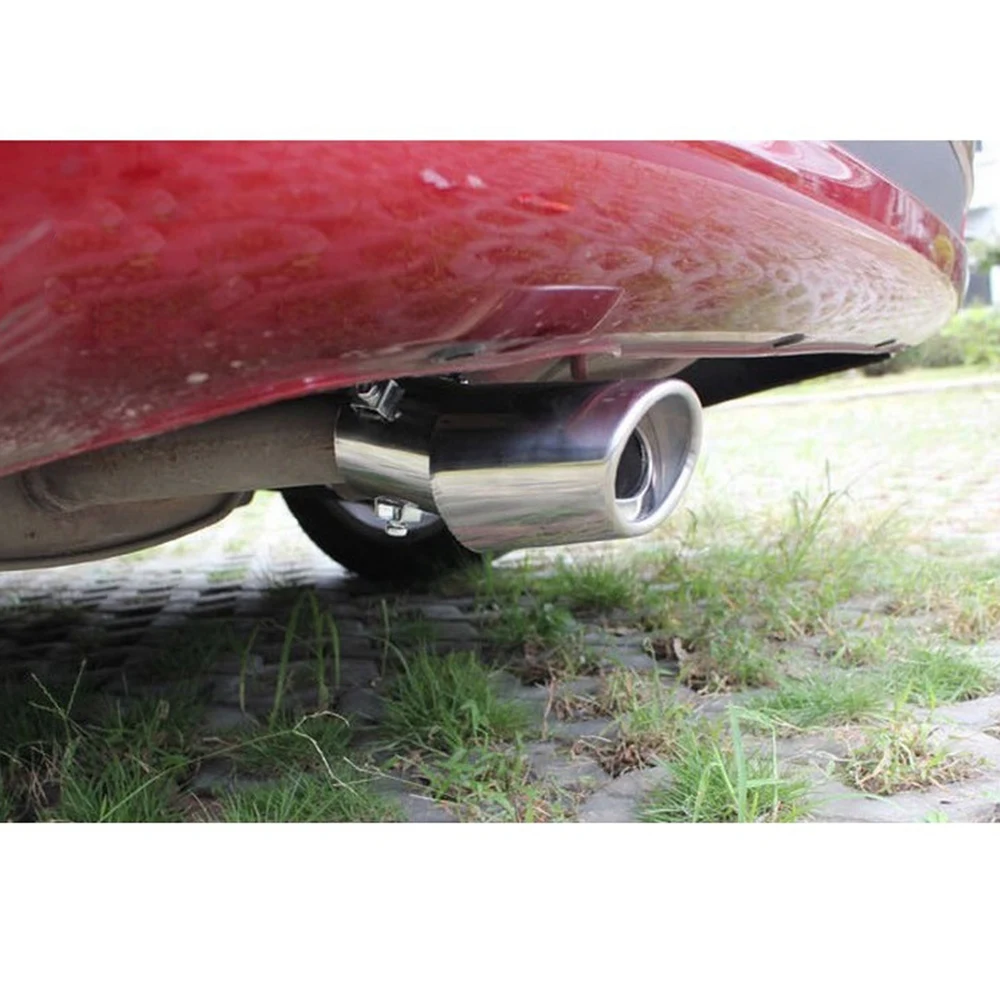 Круглый автомобильный глушитель из серебристого согнутого наконечника трубы