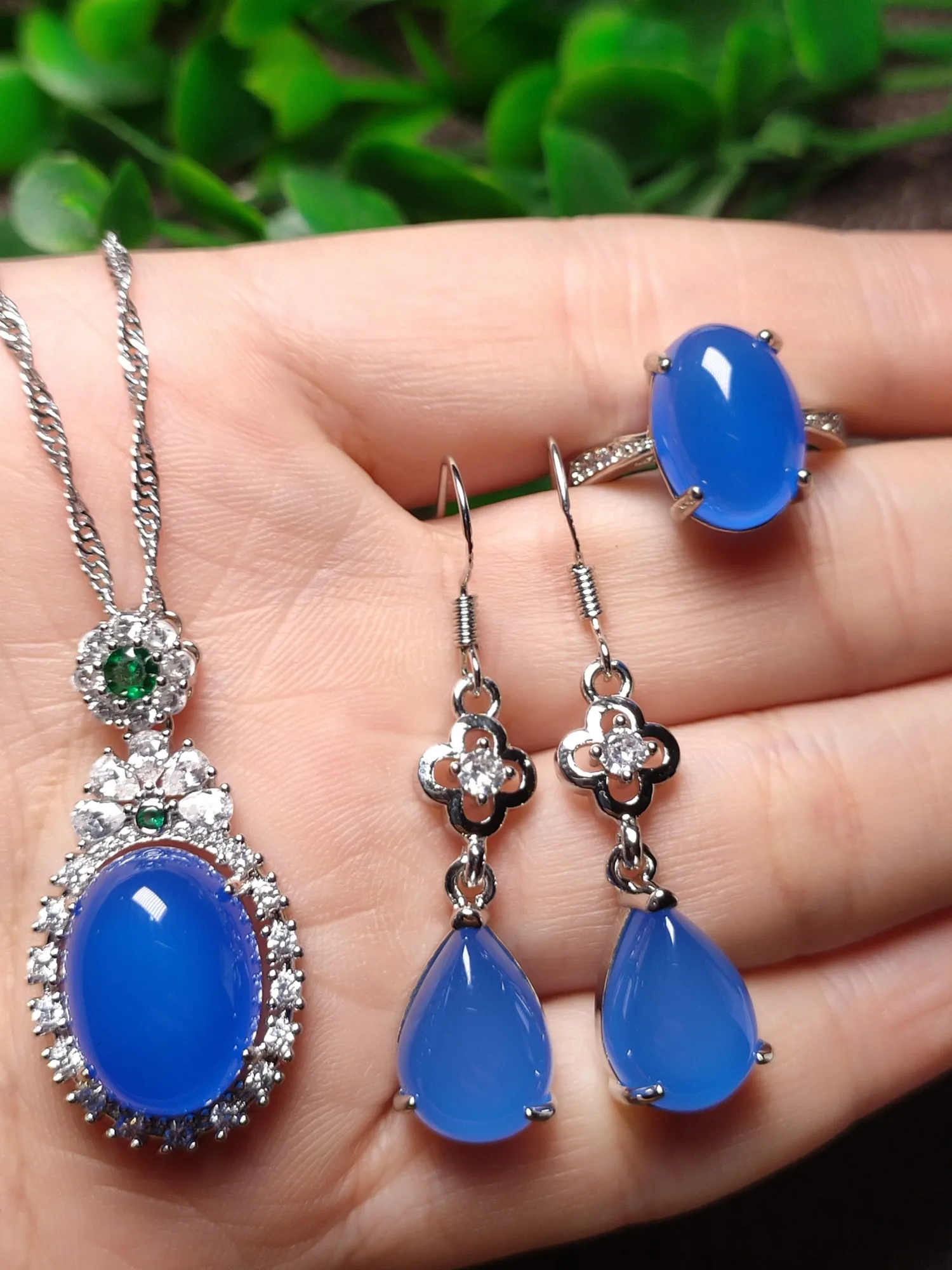 

Натуральный Синий камень S925, ледяной халцедон, посеребренные костюмы, милые женские кольца из агата, серьги-капли, Круглый Кулон из драгоцен...