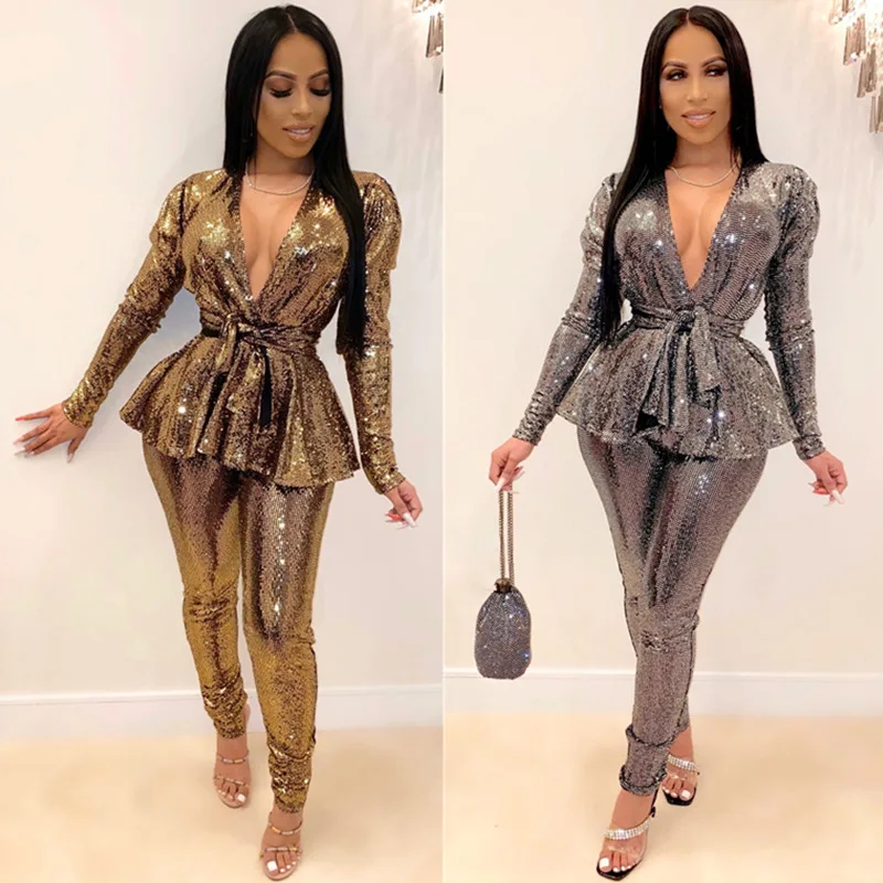 

Повседневный костюм из двух частей с ремнем и горячей штамповкой