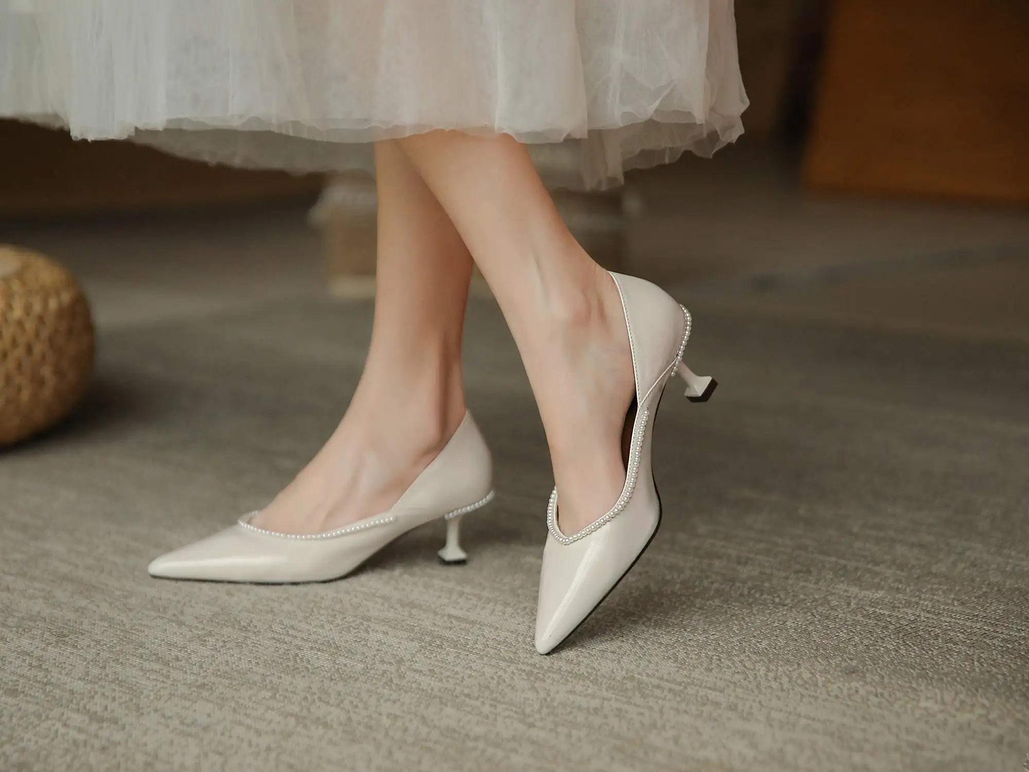 

Krazing Pot Princess style full grain leather beading pearl pointed toe thin high heel slip on dating gorgeous women pumps L80