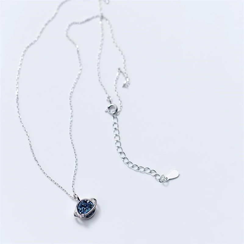 Женская серебряная цепочка на ключицы с эффектом памяти голубыми планетами и