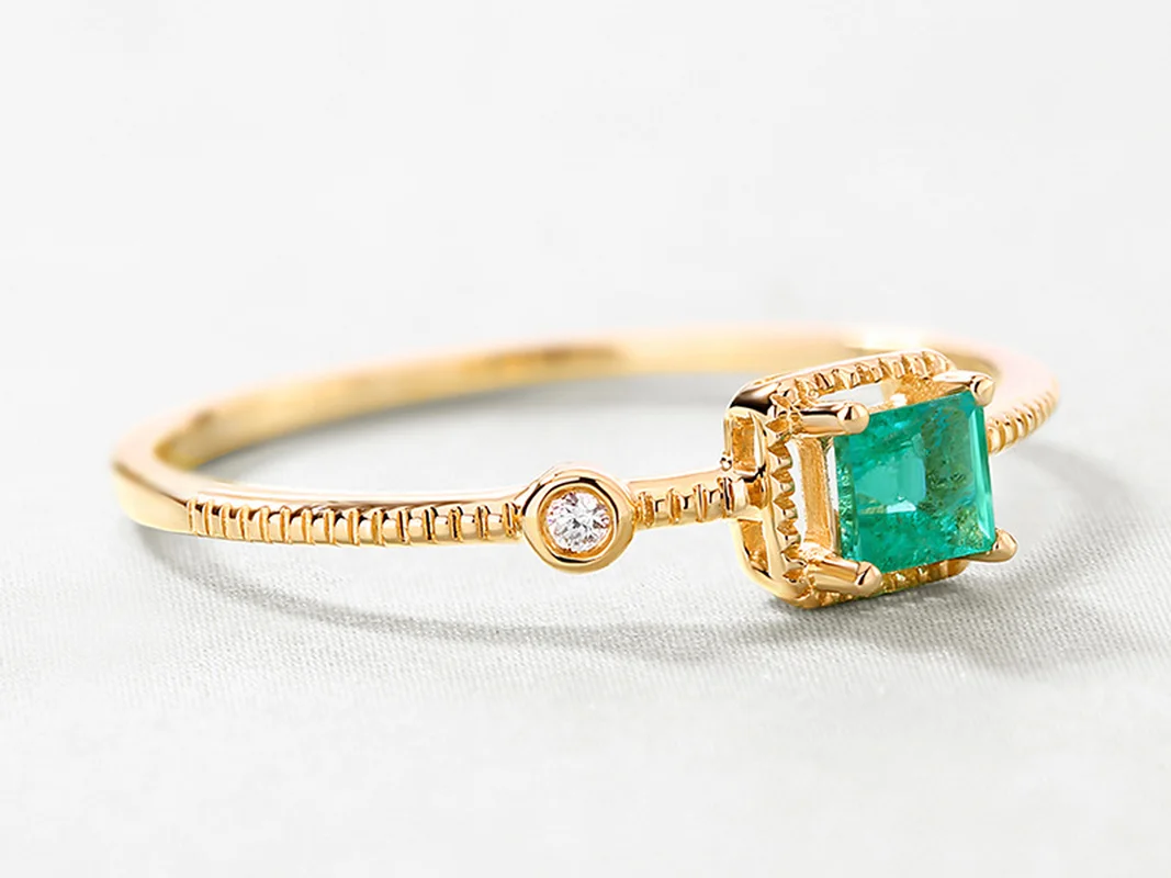 Роскошные кольца из чистого розового золота 14 к с натуральным изумрудом для