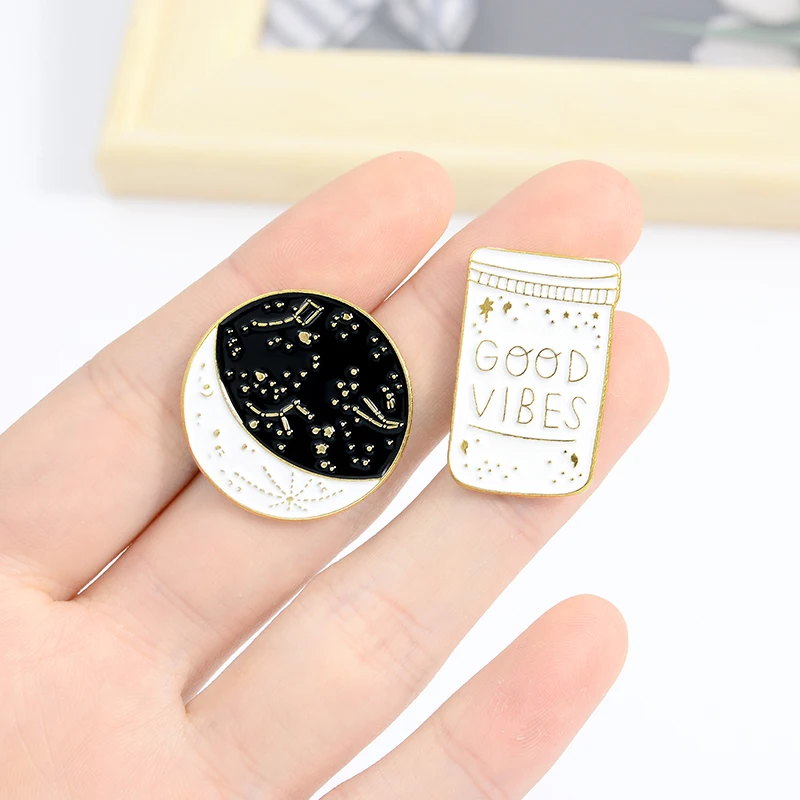 Брошь в виде мультяшного созвездия Луна GOOD VIBES бутылке белая черная