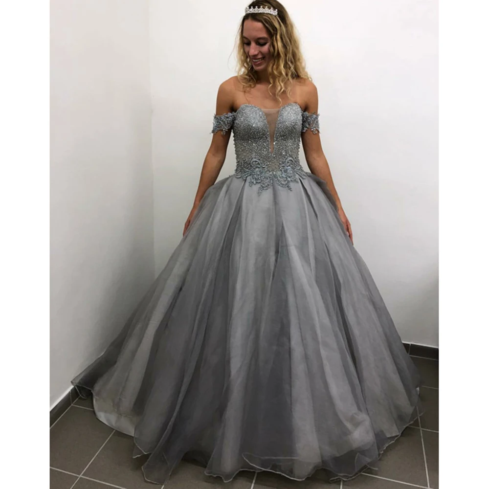 Серое бальное платье для выпускного вечера с открытыми плечами длина до пола