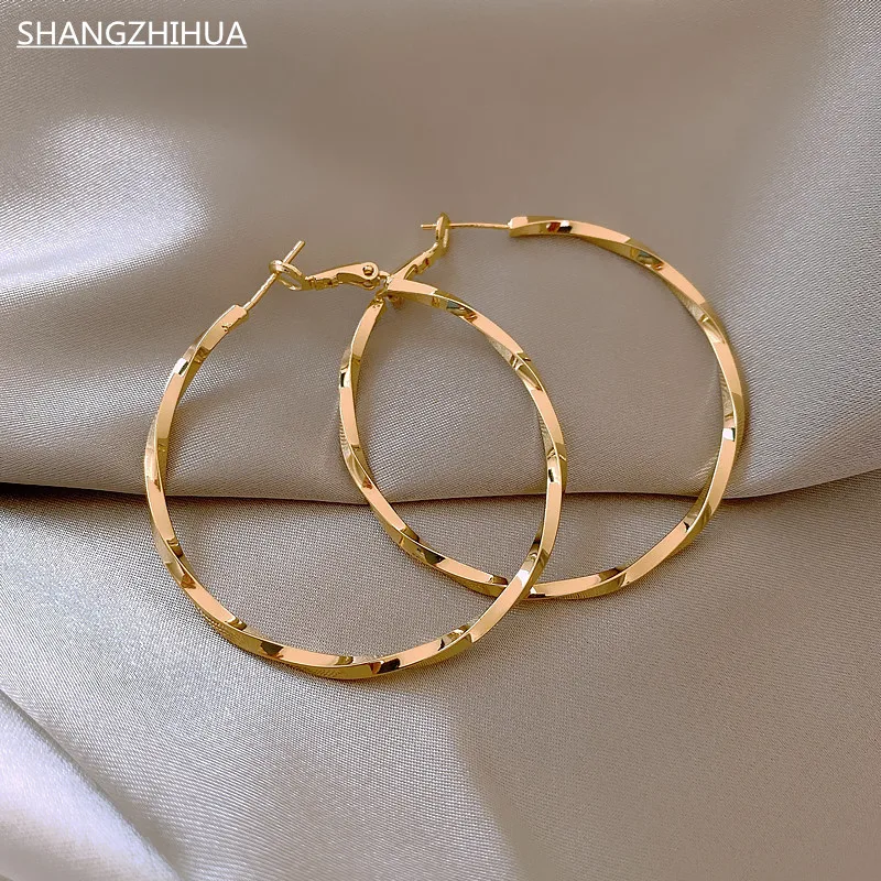 

The New 2021 Light Luxury Metal Ring Exaggerated Wind Earrings Are Unusual Accessories For Feminine Delicate Jewelry Gifts