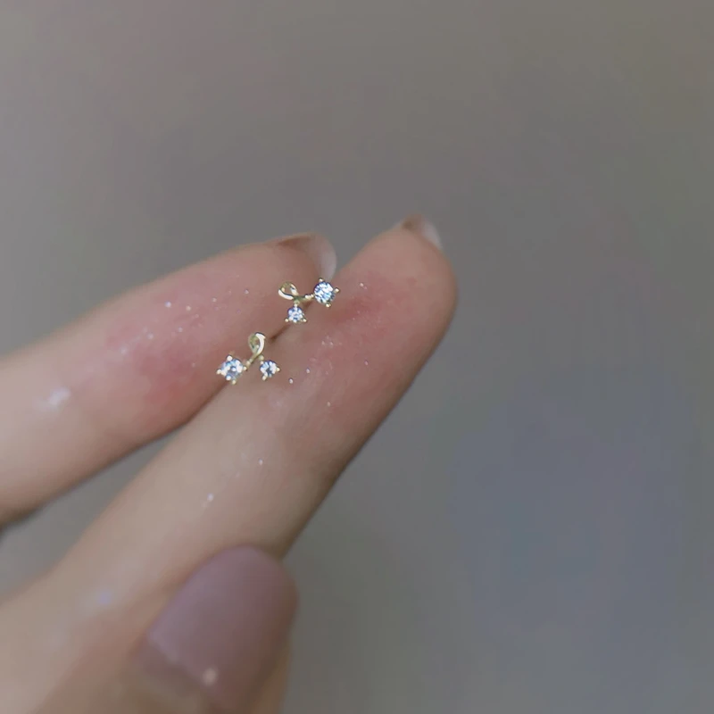 

Женские серьги-гвоздики из серебра 925 пробы
