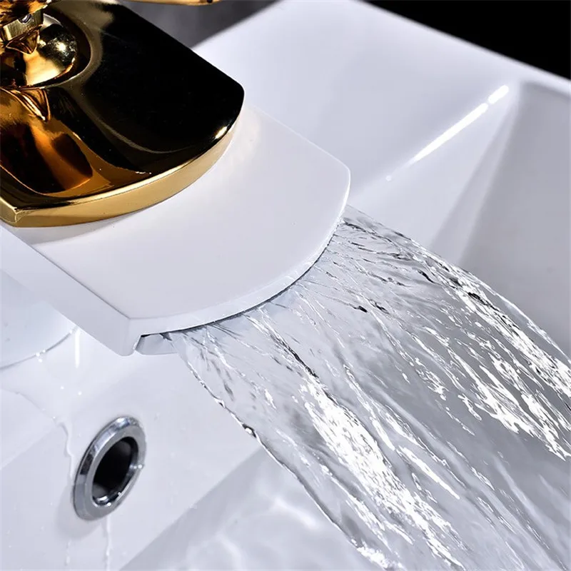 Смеситель для умывальника золотой и белый цвета D-020