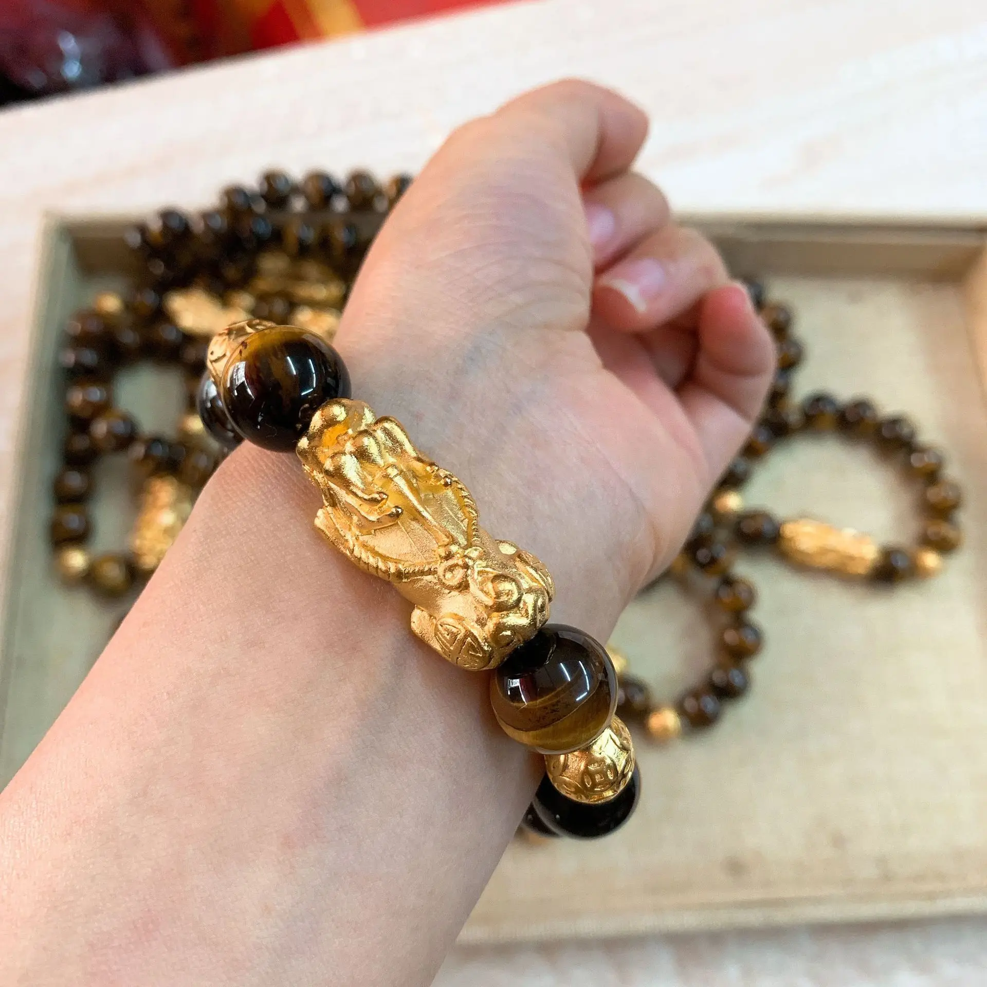 

Hot Vietnam Tiger Eye Stone Bracelet Homme Sculpture Brave Troops Peace Sign Men's Bracelets Fine Jewelry For Gift Amber