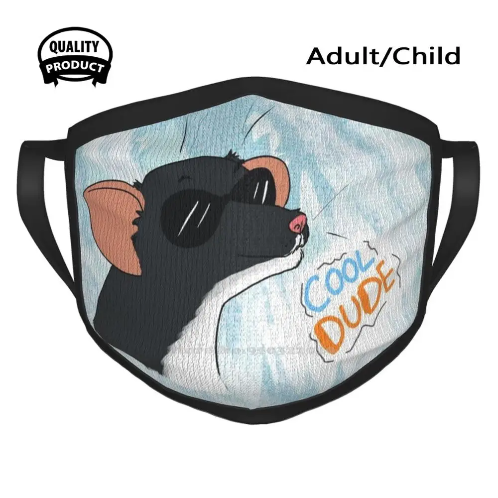 Маска Cool Dude Rat для активного отдыха на открытом воздухе и велосипедных, рыболовных и мотоциклетных прогулках с рисунком ушек и черным текстом.