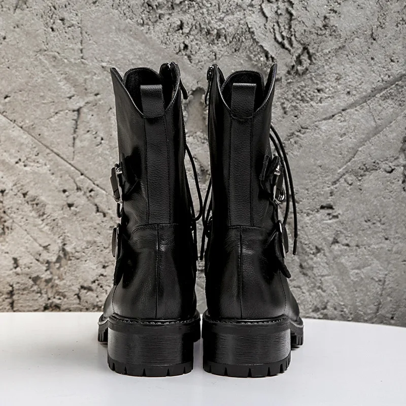 Женские короткие ботинки из натуральной кожи с металлическим украшением | Обувь