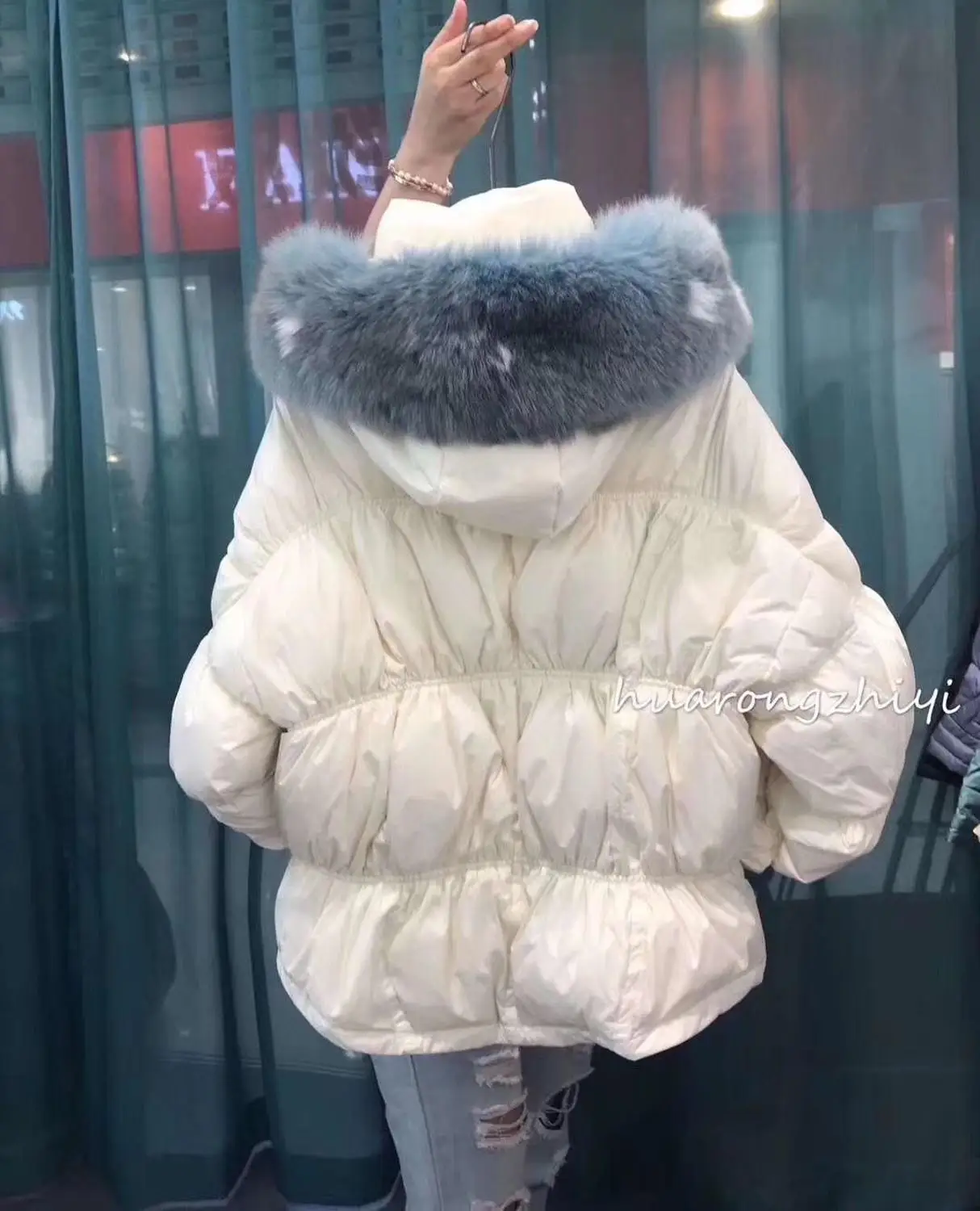 white w blue fur Новое поступление, зимнее модное пуховое пальто для женщин с большим капюшоном из лисьего меха, теплые толстые парки, короткая куртка белого и черного цвета - Цвет: white w blue fur
