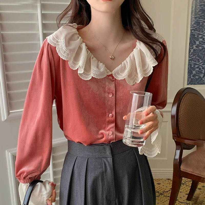 

Женская велюровая блузка с оборками, V-образным вырезом и кружевным воротником