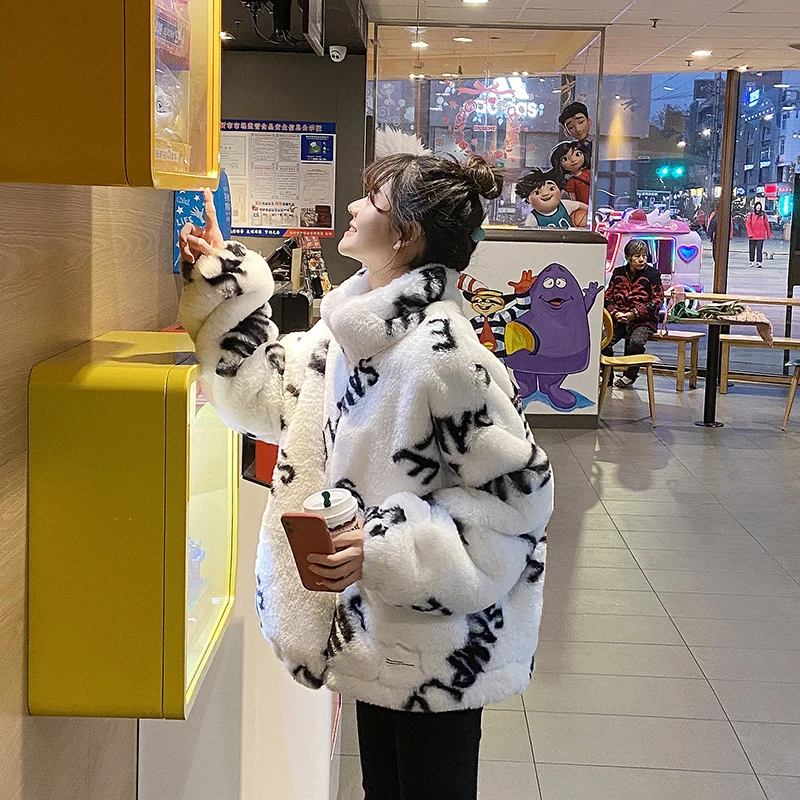 Пальто из меха ягненка в стиле ретро с буквами свободного покроя Осень-зима 2021 |