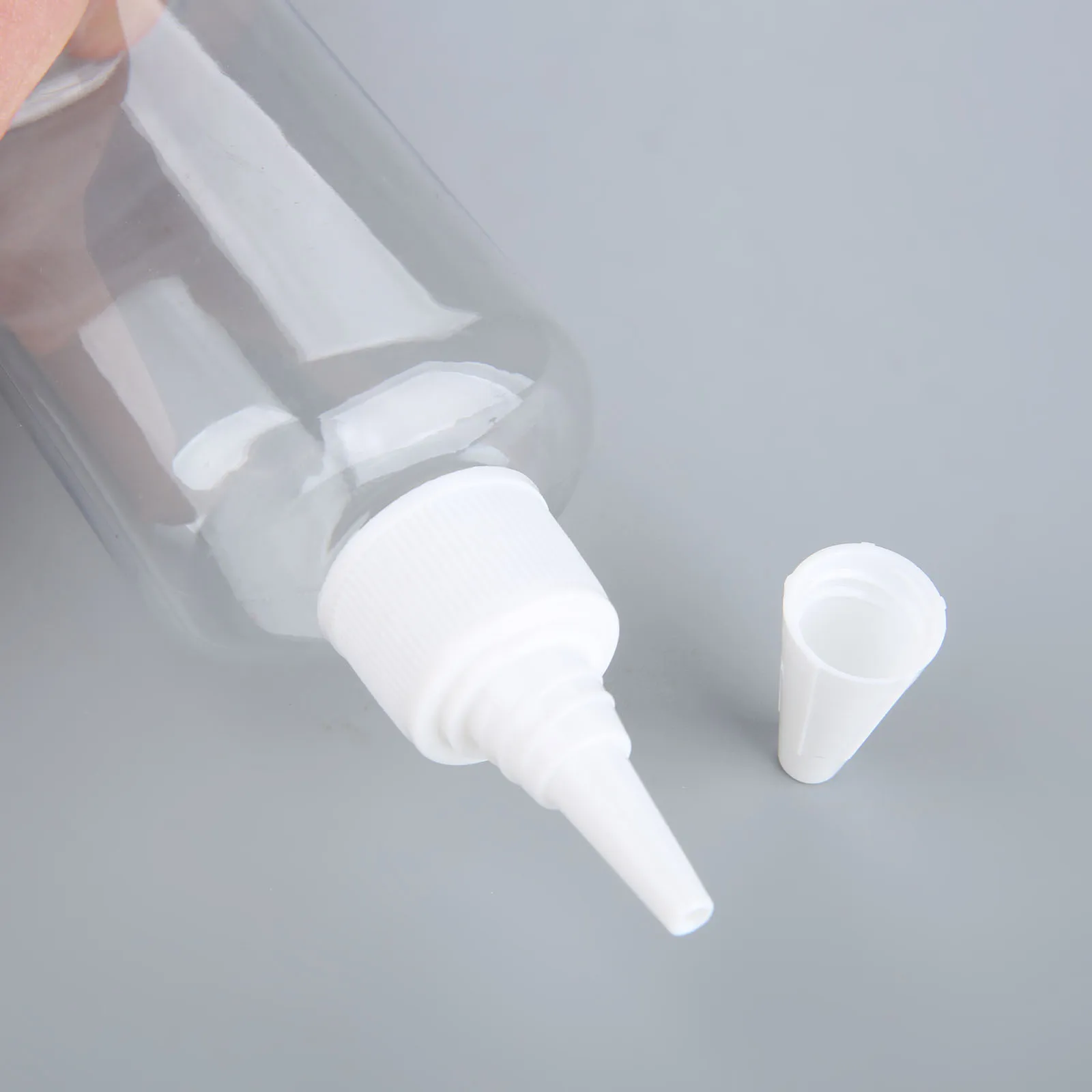 Пустые пластиковые бутылки с прозрачными/белыми/черными Закрученными верхними