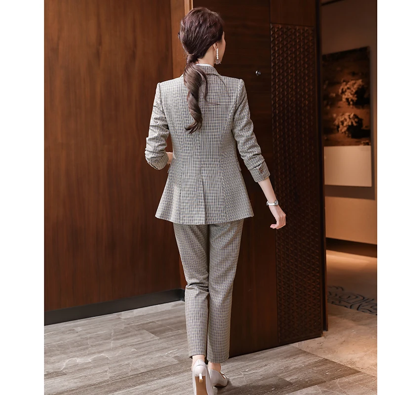 Женский деловой костюм двубортный Блейзер темно синий и бежевый клетчатый