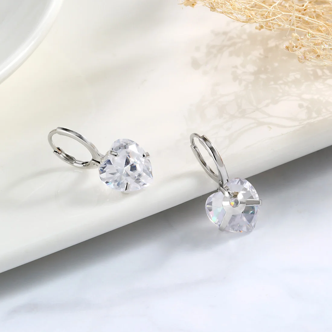 Neoglory Топ белого цвета с сердечками и крюк из циркония серьги для женщин покрытие